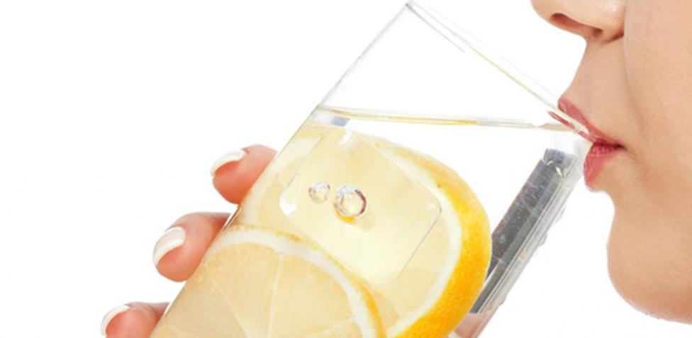 BENEFICIOS DEL AGUA TIBIA CON LIMÓN